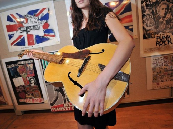 Gitara DŽona Lenona (Foto: EPA/DANIEL DEME) - 