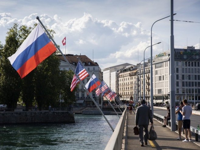 Zastave Rusije i SAD (Foto: EPA-EFE/PETER KLAUNZER, ilustracija) - 