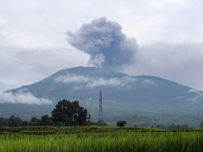 Eruptirao vulkan Ibu u Indoneziji