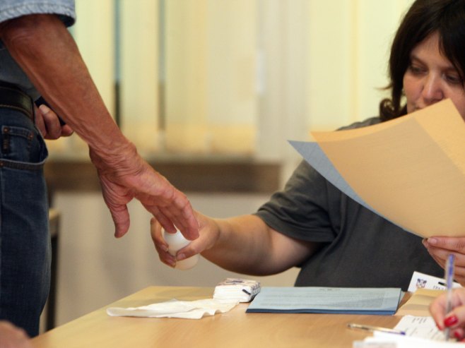 Srbija danas bira - građani glasaju na vanrednim parlamentarnim izborima; Ekipa RTRS-a u Beogradu