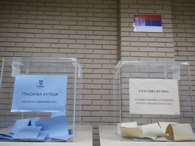 Glasanje na izborima u Srbiji protiče mirno i bez problema (VIDEO)