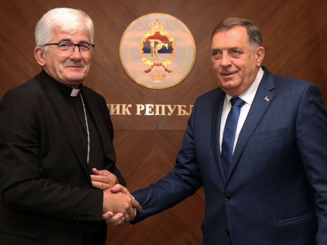 Biskup Majić i Milorad Dodik - Foto: predsjednikrs.rs/Borislav Zdrinja