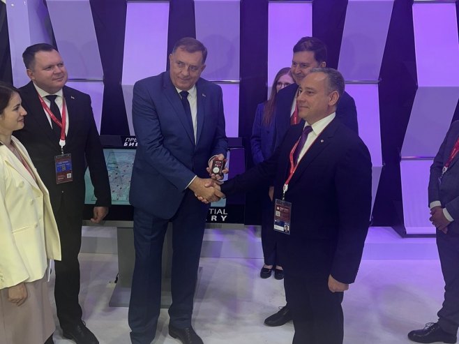 Milorad Dodik u posjeti štandu "Predsjedničke biblioteke Јeljcin" - 
