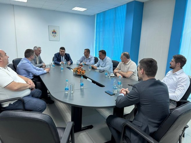 Nenad Stevanfić na sastanku u Brčkom (foto: facebook.com/nenadstevandicofficial) Nenad Stevanfić na sastanku u Brčkom (foto: facebook.com/nenadstevandicofficial) -