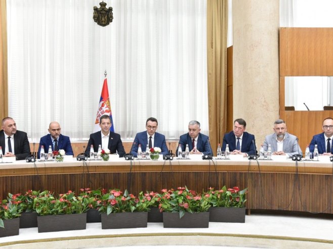 Đurić i Petković sa predstavnicima Srba na KiM (Foto: TANJUG/ KANCELARIJA ZA KiM, fotografija niske rezolucije/ nr) Đurić i Petković sa predstavnicima Srba na KiM (Foto: TANJUG/ KANCELARIJA ZA KiM, fotografija niske rezolucije/ nr) -