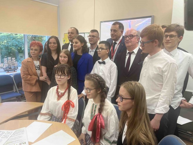 Dodik u posjeti prvoj i najstarijoj obrazovnoj ustanovi u Rusiji za slijepu djecu Dodik u posjeti prvoj i najstarijoj obrazovnoj ustanovi u Rusiji za slijepu djecu - Foto: RTRS