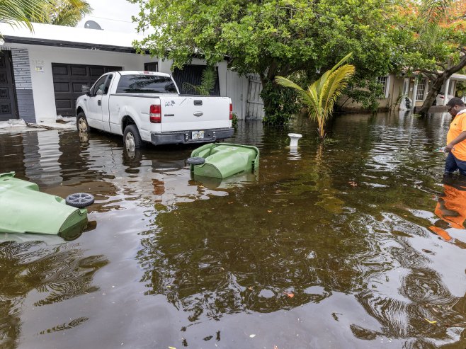 Poplave na Floridi (Foto: EPA-EFE/CRISTOBAL HERRERA-ULASHKEVICH) - 