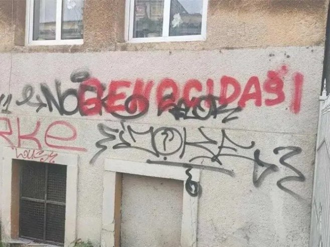 Grafit na Ambasadi Srbije u BiH (Foto: atvbl.rs) - 