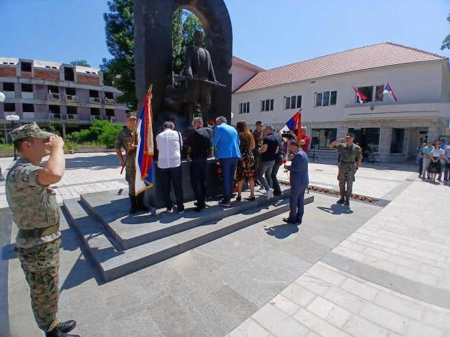Polaganje cvijeća na spomenik komandantu Novici Gušiću - Foto: RTRS