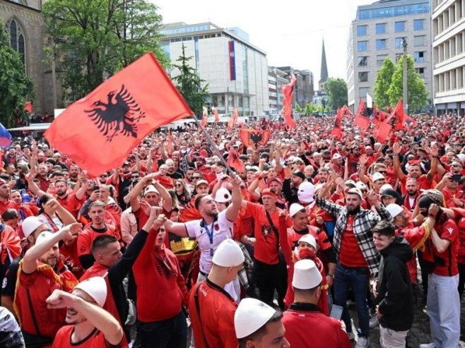 Navijači Albanije (Foto: EPA-EFE/Daniel Dal Zennaro) - 