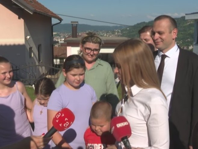 Đurđević Stamenkovski i Šobot u posjeti porodici Perić: Zajedno možemo sve (VIDEO)