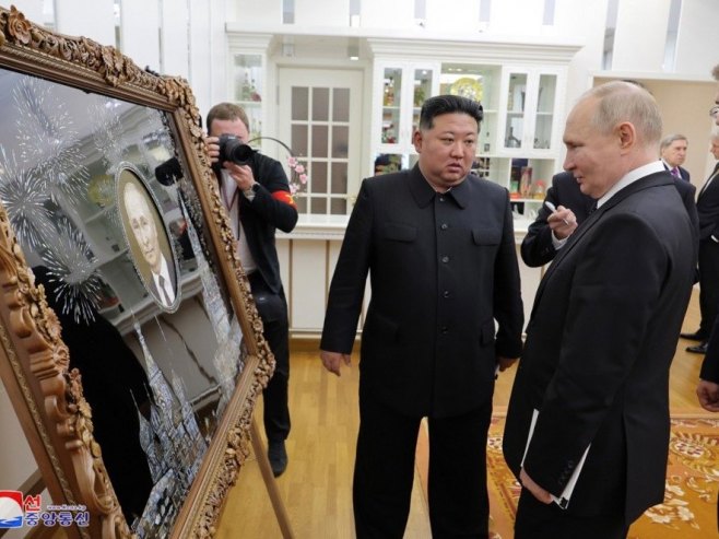 Putinu uručeni pokloni (Foto: EPA-EFE/KCNA EDITORIAL USE ONLY EDITORIAL USE ONLY) - 