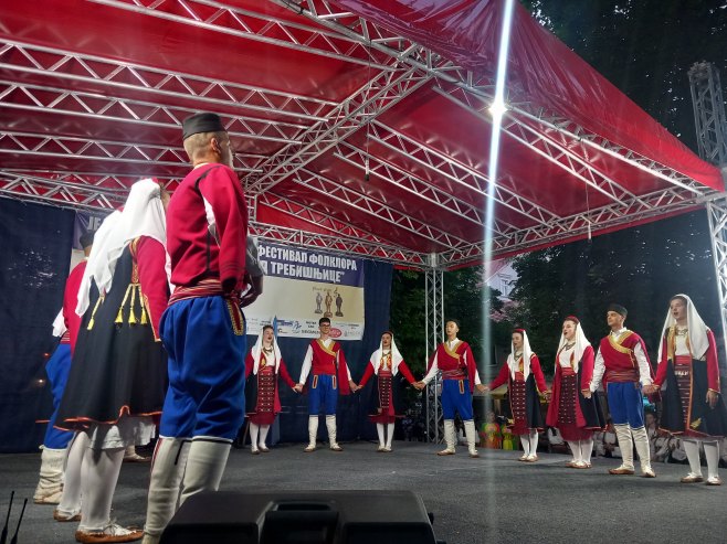 Trebinje: Veče folklora okupilo 27 ansambala iz regiona i svijeta