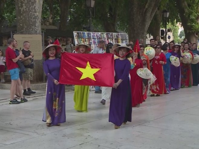Otvoreno "Veče folklora pored Trebišnjice"; Učesnici iz cijelog svijeta (VIDEO)