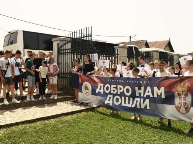 Djeca sa Kosova u Bratuncu (arhivska fotografija) - Foto: RTRS