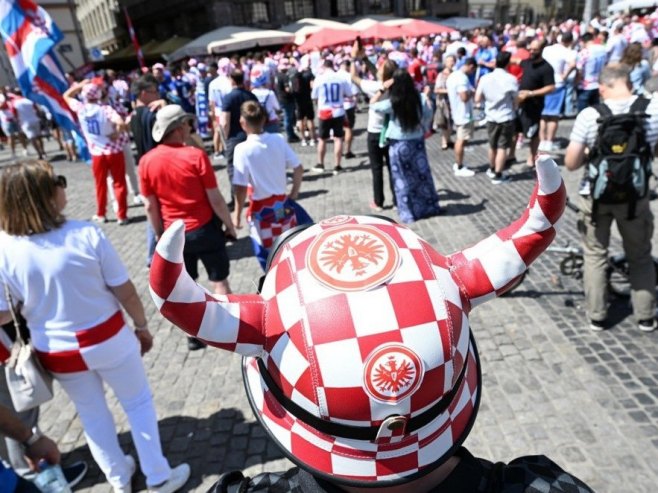 Navijači Hrvatske (foto: EPA-EFE/Daniel Dal Zennaro) - 