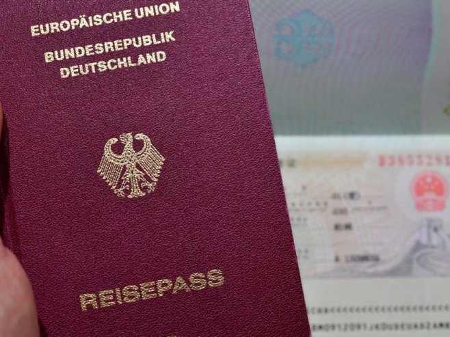 Njemački pasoš (Foto: EPA/SASCHA STEINBACH) - 