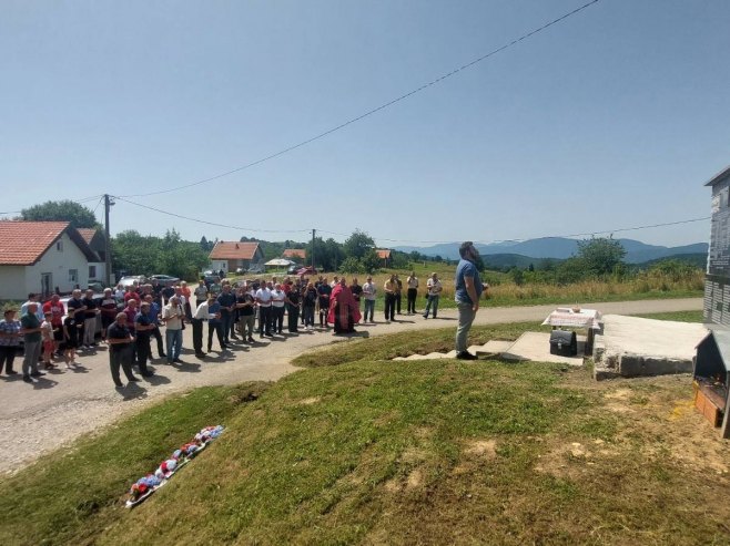 Služen parastos ubijenim Srbima iz srebreničkog sela Brežani (FOTO)