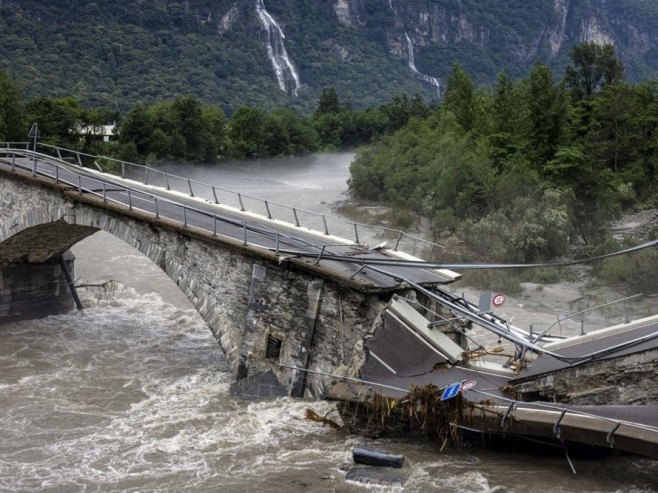 Srušio se most u Švajcarskoj (Foto:  EPA-EFE/MICHAEL BUHOLZER) - 