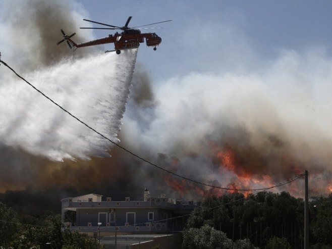 Veliki šumski požar kod Atine, u gašenju učestvuju brojni vatrogasci i 17 aviona (VIDEO)