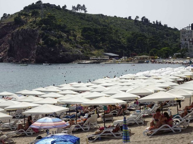 Crna Gora: Auto sletjelo na plažu punu kupača, pa završilo u moru (VIDEO)