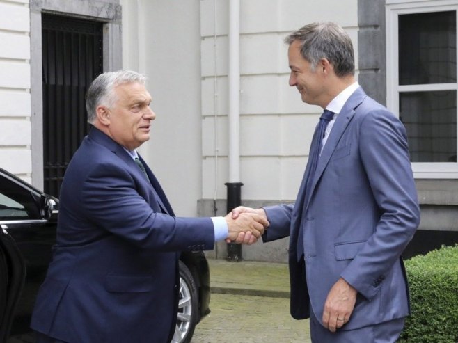 Orban i De Kro (Foto: EPA/NICOLAS LANDEMARD) - 