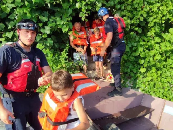 Spaseno sedam osoba sa čamca na jezeru Međuvršje kod Čačka