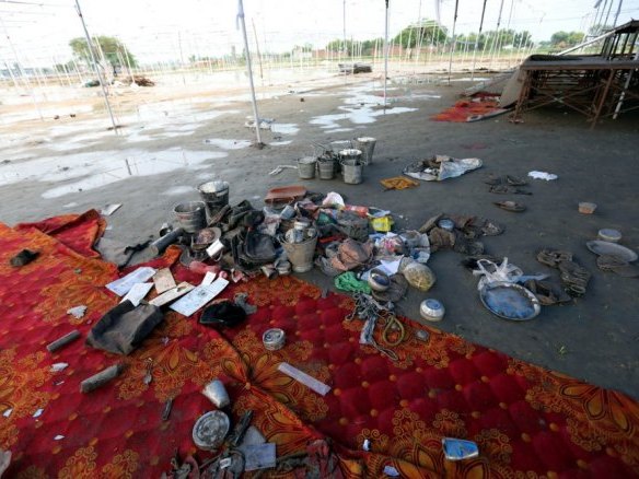 Najmanje 121 osoba poginula u stampedu na verskom skupu u Indiji