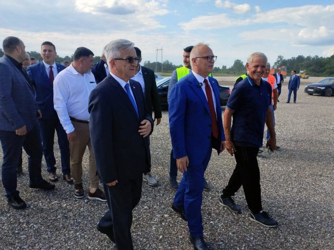 Čubrilović i Vesić na gradilištu auto-puta Rača–Bijeljina