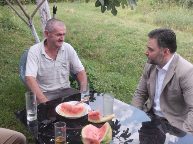 Košarac posjetio Dragu Rupara, srpskog povratnika kojem je zapaljen automobil (VIDEO)