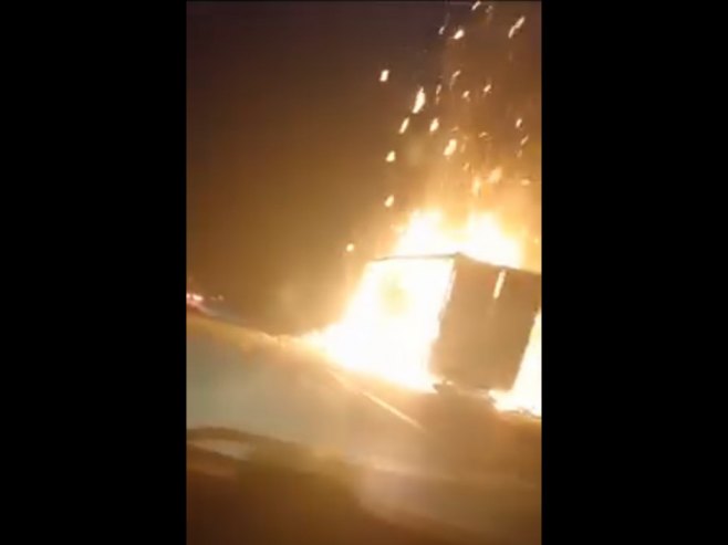 Zapalio se kamion na autoputu kod Prnjavora; Saobraćaj obustavljen (VIDEO)