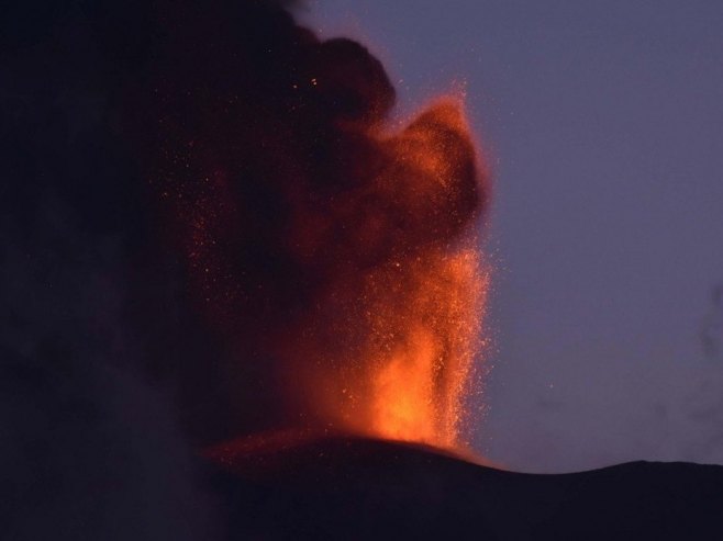 Vulkan Etna izbacio lavu i oblak pepela i dima visok oko pet kilometara (VIDEO)