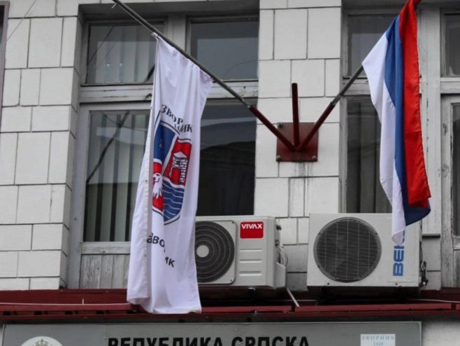 Grad Zvornik: Zastave na pola koplja - Foto: SRNA