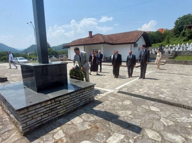 Bratunac: Ambasadori položili vijence - Foto: RTRS