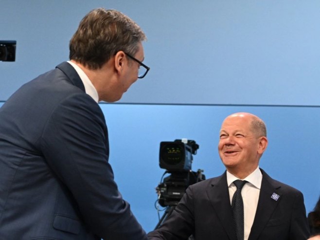 Vučić se susreo sa Šolcom; Tokom pauze razgovarao sa Orbanom, Alijevim i Radevim