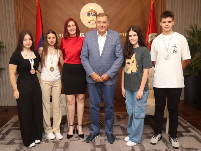 Dodik primio učenike OŠ "Sveti Sava" - učesnike na Međunarodnoj STEM olimpijadi