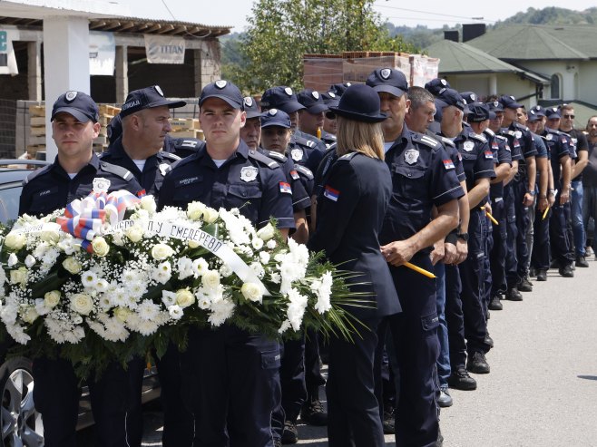 Sahrana policajca Nikole Krsmanovića (Foto: TANJUG/ MARKO ĐOKOVIĆ/ nr) - 