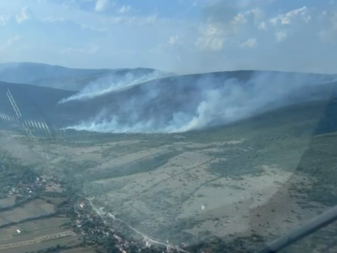 Vatrogasci i Helikopterski servis zaustavili vatru kod Ljubinja na 300 metara od kuća (VIDEO)