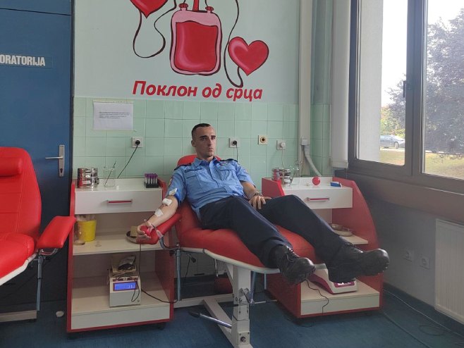 Policija daruje krv u Prijedoru - Foto: RTRS