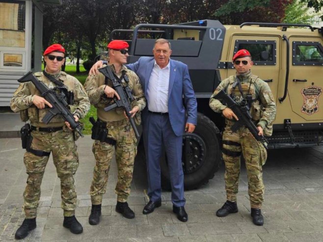 Milorad Dodik i pripadnici SAЈ-a (foto: x.com/MiloradDodik) - 