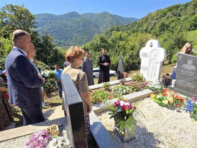 Služena liturgija i položeno cvijeće na grob Slobodana Stojanovića