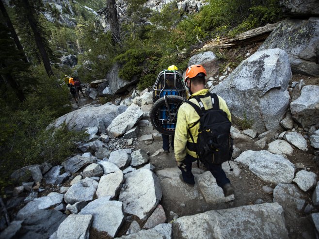Spašavanje ljudi na planini (Foto: EPA-EFE/ETIENNE LAURENT/ilustracija) - 