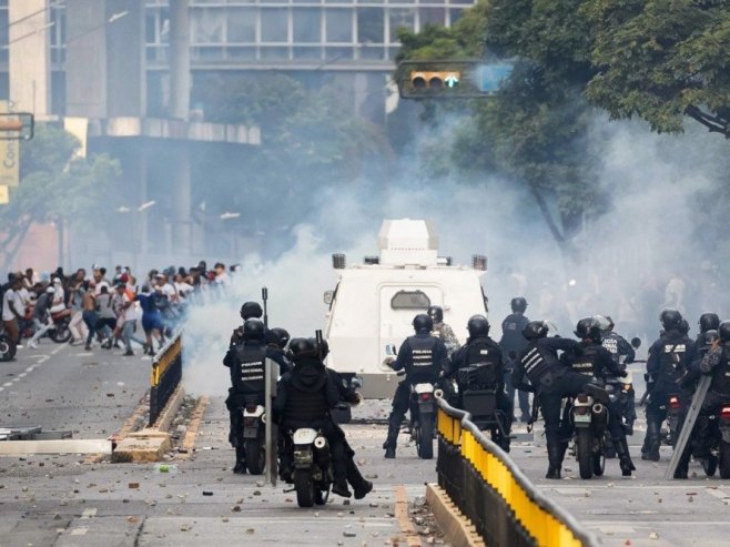 Sukobi na protestima u Venecueli; Maduro: Pokušaj obojenih revolucija (VIDEO)