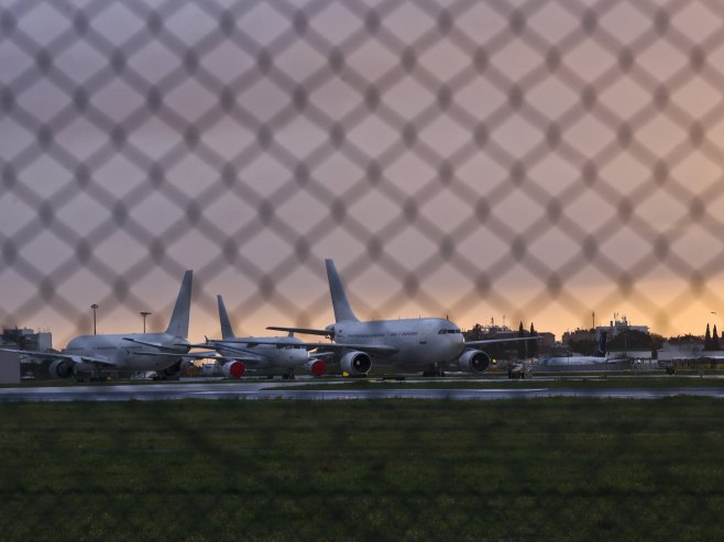 Obustavljeni letovi sa aerodroma u Bratislavi zbog upozorenja o bombi (VIDEO)