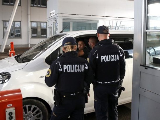 Slovenačka policija (FOTO: EPA-EFE/ANTONIO BAT) - 