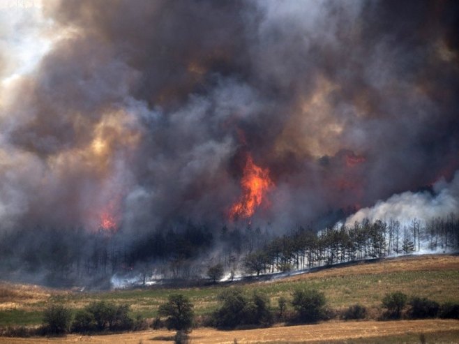 Počela evakuacija stanovništva u Podgori, požar kod Tučepa se ponovo razbuktao