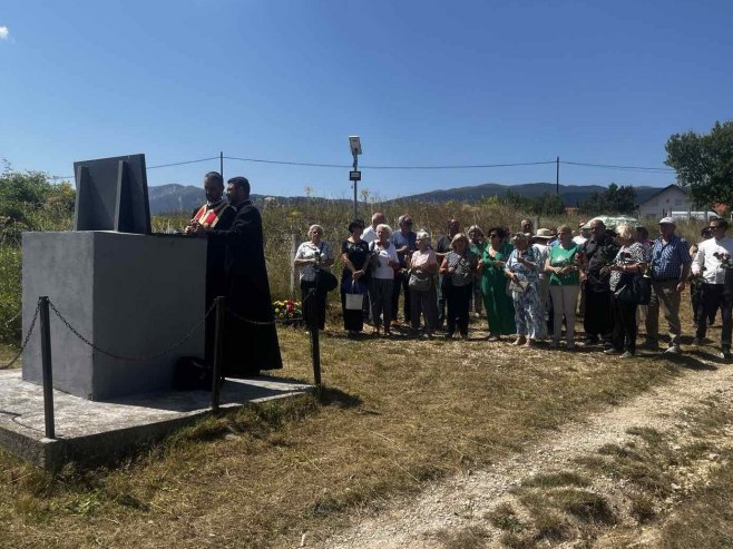 Polaganje vijenaca kod spomen-ploče u mjestu Kamen - Foto: SRNA