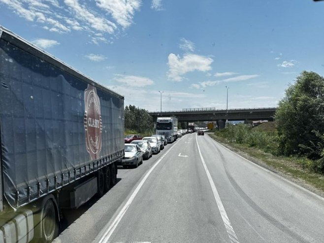 Udes kod Šešlija - kolona na putu - Foto: RTRS