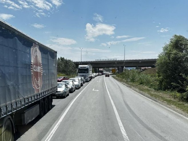 Uklonjen prevrnuti kamion na putu Doboj-Šešlije; I dalje duge kolone vozila (VIDEO)