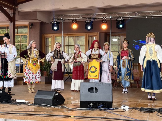 Guča: Održano takmičenje za najboljeg zdravičara i najljepšu narodnu nošnju (FOTO)